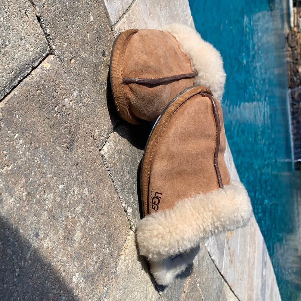 Ugh slippers size 7 but fit like a 6